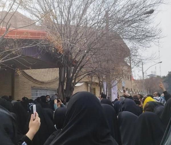 بعد تسمم الطالبات الإيرانيات في "قم".. الأهالي يهتفون أمام مكتب القائمقام: يا عديم الشرف