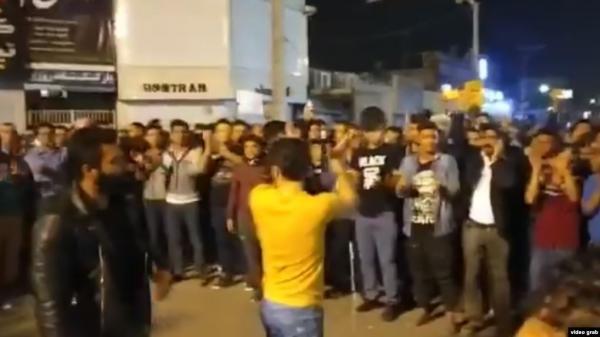 بعد شهر من الأنكار.. وزير إيراني يقر باعتقال طلاب 