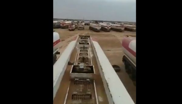 لبيعها في السوق السوداء.. الحوثي يحتجز شاحنات نفطية بمداخل صنعاء