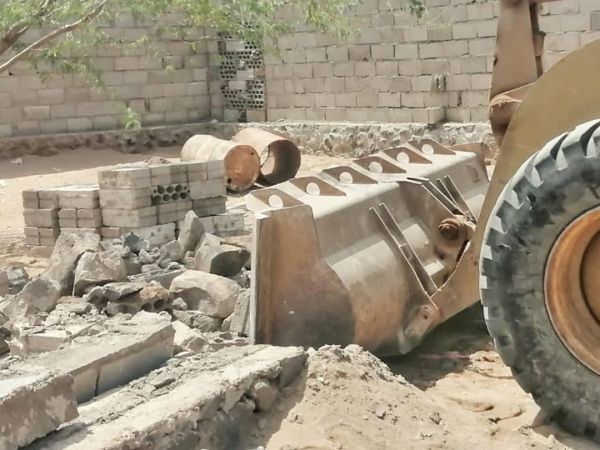 صور| المخا.. السلطة المحلية تنفذ المرحلة الأولى من مشروع فتح الشوارع وإزالة مخالفات البناء 