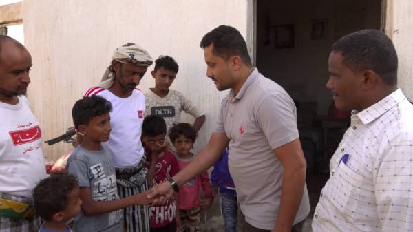 فيديو| إنفاذًا لتوجيهات العميد طارق صالح.. إنسانية المقاومة الوطنية تواسي عوائل ضحايا اللغم الحوثي في حيس 