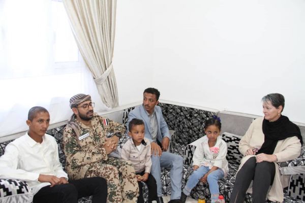 فيديو| اتساقًا مع الموقف الثابت للعميد طارق صالح قبل تفعيل قنوات التواصل.. البعثة الأممية "أونمها" تُقدم واجب العزاء لعائلة ضابط الارتباط "الصُّليحي"