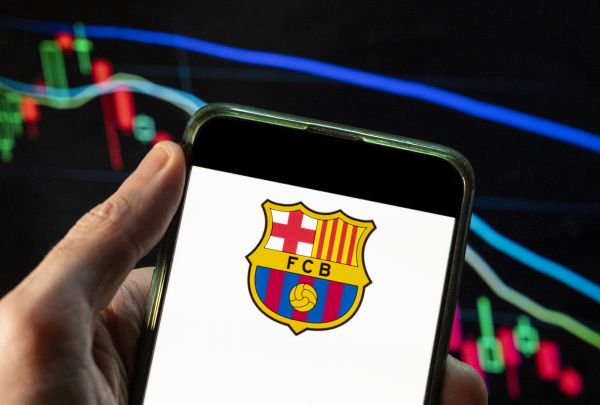 نجم عربي يشعل الصراع بين برشلونة وميلان