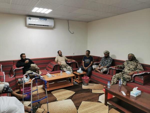العميد طارق صالح يناقش مع قيادة ألوية العمالقة الجاهزية القتالية وخروقات الحوثيين