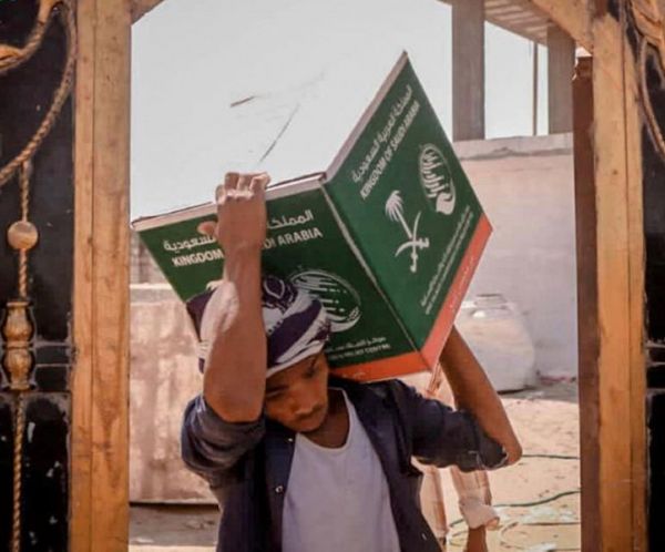 مركز الملك سلمان يوزع أكثر من 74 طنًا من السلال الغذائية في الخوخة وحيس 