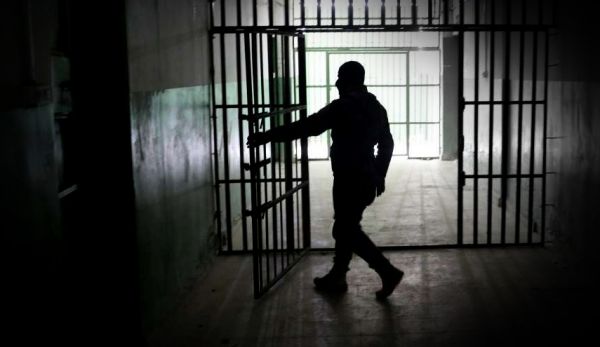"شراك العفو".. خديعة حوثية لاستدراج المقاتلين والزج بهم في السجون 