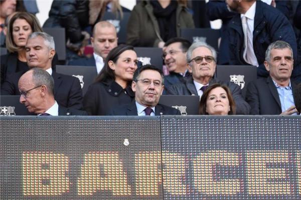 مشجعو برشلونة يرفعون شعار "ارحل" لرئيس النادي 