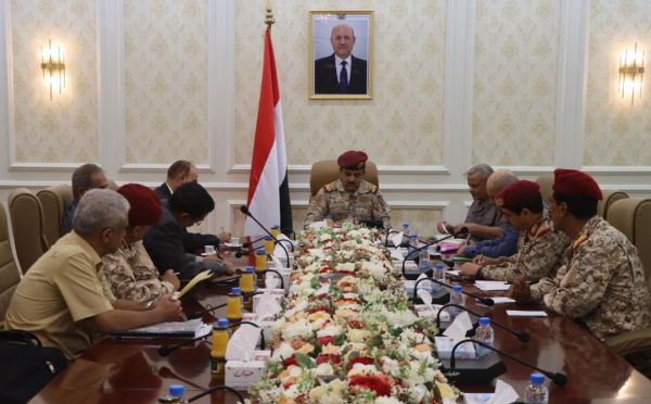 وزير الدفاع يناقش مع اللجنة المختصة خطط هيكلة وتنظيم وتوحيد القوات المسلحة
