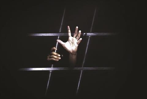 حملتها المسؤولية.. رابطة حقوقية تستنكر احتجاز مليشيا الحوثي المختطفين بأماكن معرضة للقصف الجوي 