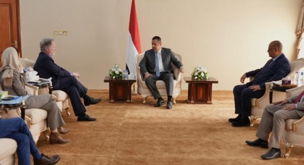 في لقاء مع مدير الأغذية العالمي... رئيس الوزراء: يجب عدم السماح لمليشيا الحوثي بتحويل المساعدات إلى وقود حرب