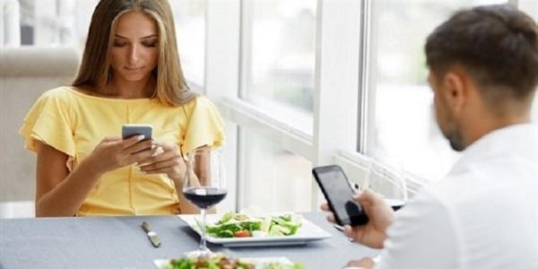 دراسة.. تجنب استخدام الهاتف اثناء الاكل