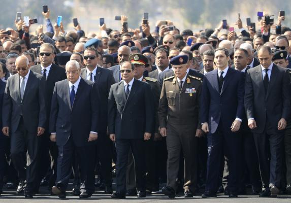 مصر تودع مبارك بجنازة عسكرية تقدمها السيسي