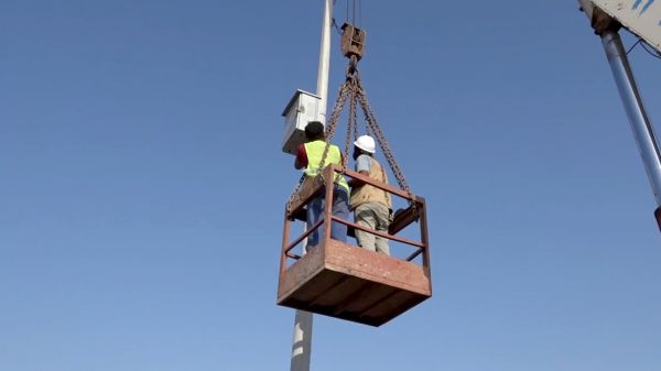 فيديو| بدعم من دولة الإمارات.. الخلية الإنسانية للمقاومة الوطنية تواصل العمل في مشروع إنارة شوارع المخا 