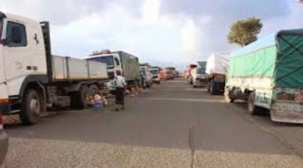 سائقو الشاحنات بالحديدة يشكون "هيئة النقل" الحوثية: يسرقوننا
