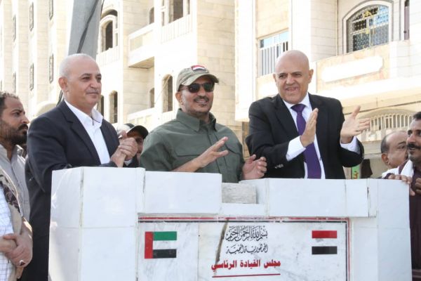 العميد طارق صالح يزور تعز ويدشن العمل في 10 آبار للمياه ويلتقي السلطة المحلية والقيادات العسكرية والأمنية