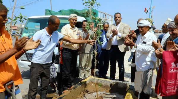 فيديو| بالتزامن مع اليوم العالمي للشجرة.. بن بريك والزريقي يدشنان حملة التشجير بالمخا