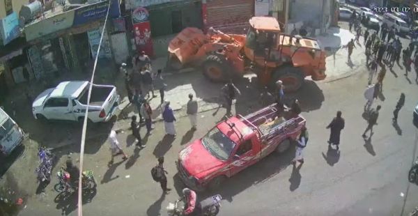 فيديو| مليشيا الحوثي تهدم محلات وسط صنعاء بالجرافات
