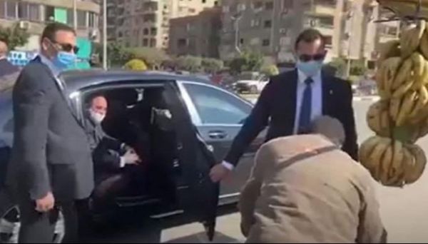 السيسي يشتري فاكهة من بائع متجول ويمازحه: "نقي كويس"