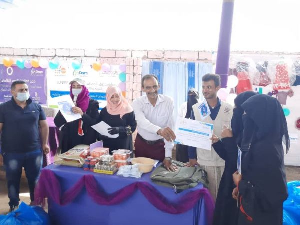 احتفاء بيوم المرأة العالمي.. توزيع ماكينات خياطة لنازحات بالتحيتا 