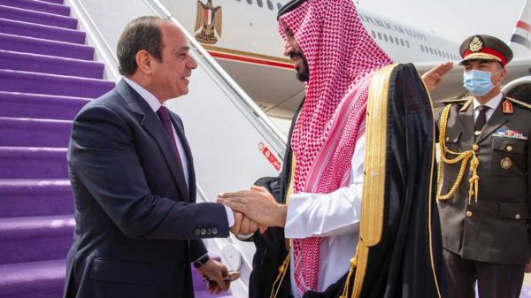 الرئيس المصري يصل الرياض وبن سلمان في مقدمة مستقبليه