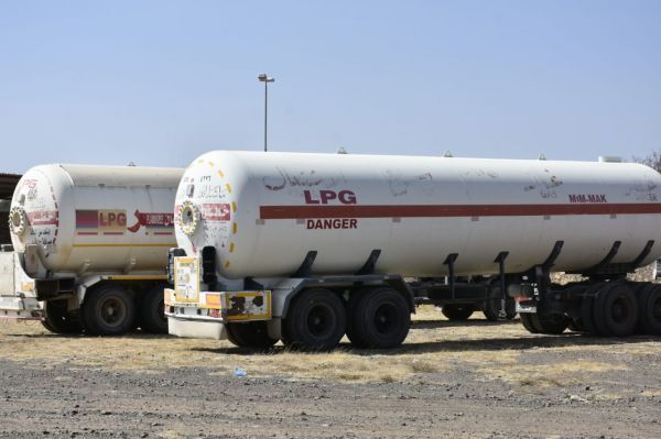 ثمن جهود العميد طارق صالح.. مدير فرع شركة الغاز بتعز يدشن استقبال قاطرات الغاز من طريق الكدحة- البيرين