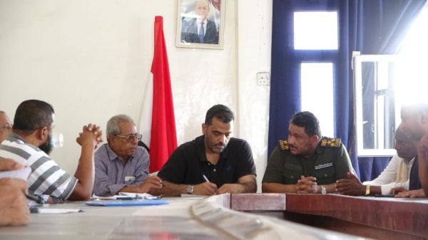 تنفيذًا لتوجيهات العميد طارق صالح.. بن بريك يلتقي مدير عام حيس والشخصيات الاجتماعية