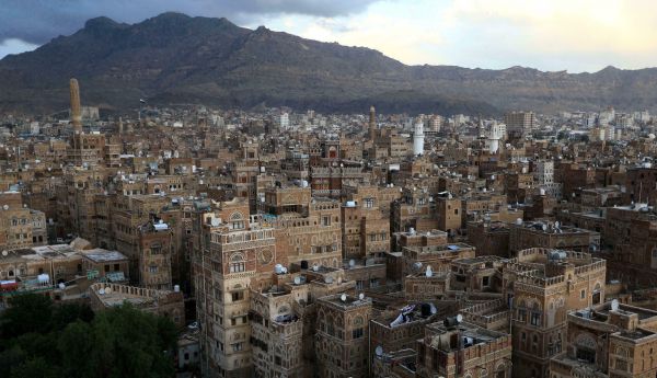 على غرار داعش والقاعدة.. قتلى وجرحى جراء تفجير مسلح حوثي نفسه في قسم شرطة بصنعاء
