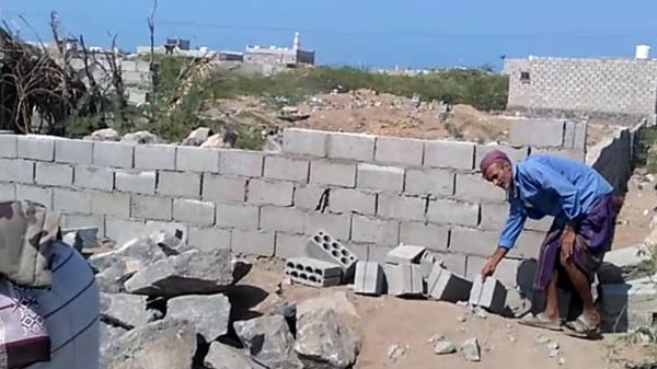 بتعاون من الأهالي.. مكتب الأوقاف يواصل تسوير مقبرة الجعدي بالمخا