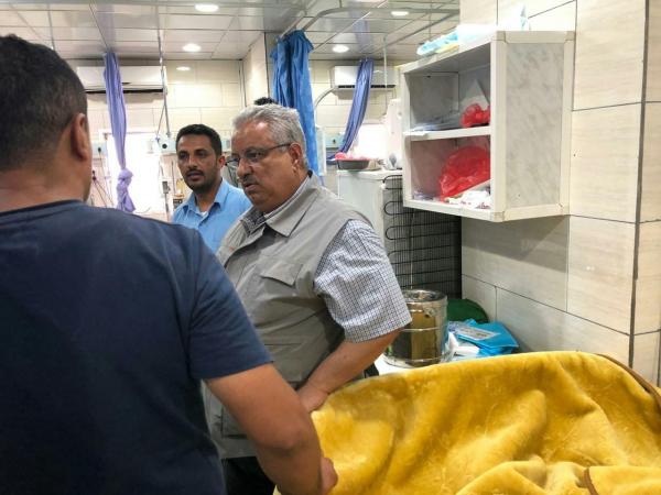رئيس الفريق الحكومي في لجنة تنسيق إعادة الانتشار بالحديدة يزور ضابط الارتباط الصليحي للاطمئنان على صحته