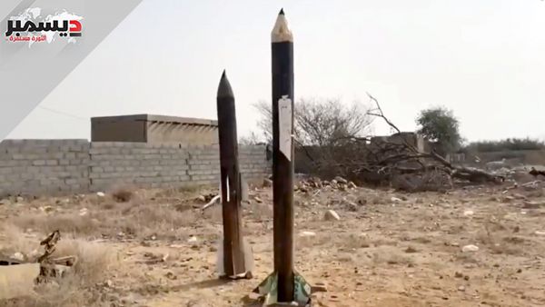 الحوثيون ينصبون صواريخ "خشبية" وسط أحياء سكنية