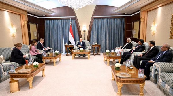 رئيس مجلس القيادة الرئاسي يستمع إلى إحاطة من المبعوث الخاص للامم المتحدة