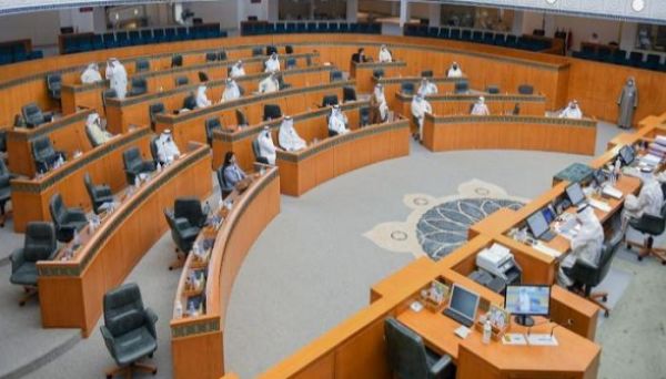 خالفوا تدابير كورونا.. داخلية الكويت تسحب بلاغات ضد 38 نائبا