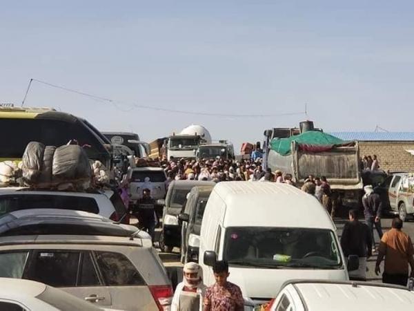 يسمحون للأجانب بالمرور ويهربون أشخاصا بمقابل مالي.. الحوثيون يحتجزون مئات الأسر بذريعة كورونا