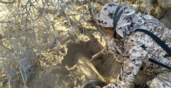 هندسة المشتركة تفكك عبوة ناسفة من مخلفات المليشيات الحوثية 