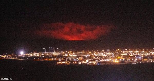 توهجت السماء بالأحمر.. بركان يثور بعد عشرات آلاف الزلازل في أيسلندا
