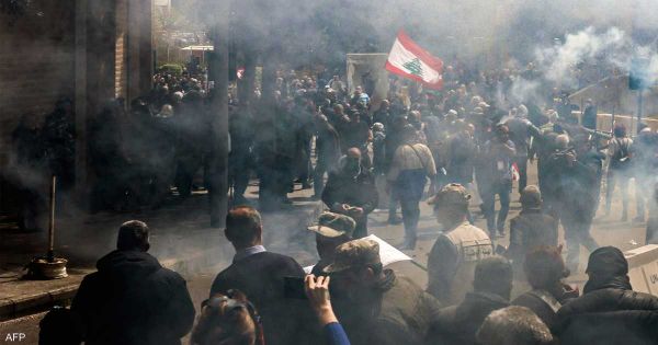 لبنان.. متظاهرون يحاولون اقتحام السراي الحكومي والأمن يواجههم بالغاز المسيل للدموع