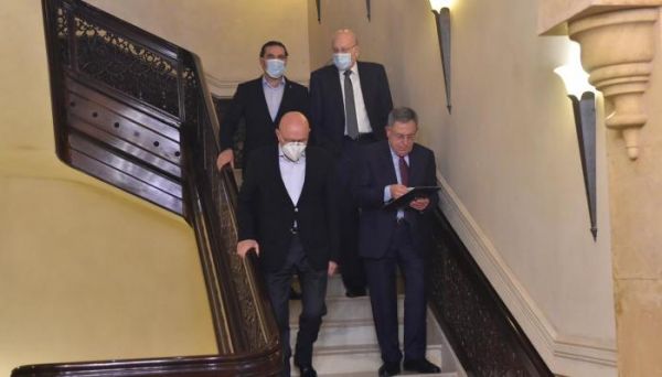 أزمة حكومة لبنان.. عون في مهب عاصفة "رؤساء الحكومات"