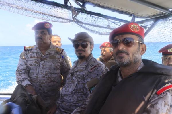 وزير الدفاع يتفقد القوات المرابطة في باب المندب وجزيرة ميون 