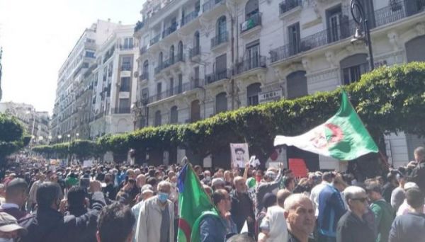 ساطور وأجنبي وسط مسيرة.. تطورات ملفتة بحراك الجزائر