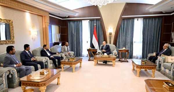 رئيس مجلس القيادة الرئاسي يؤكد الحرص على إنهاء معاناة كافة المحتجزين 