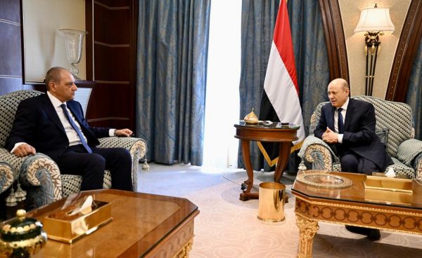 رئيس مجلس القيادة الرئاسي يشيد بالعلاقات الراسخة مع جمهورية مصر العربية 