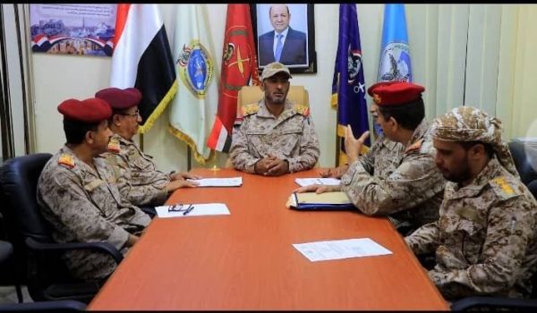رئيس هيئة الأركان يعقد اجتماعاً بعدد من نواب رؤساء الهيئات ومديري الدوائر بوزارة الدفاع 