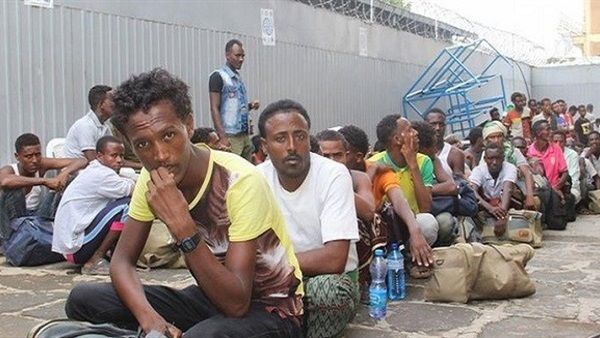 ميليشيا الحوثي تطرد 500 لاجئ أفريقي من صنعاء بعد نهب مستلزماتهم الشخصية