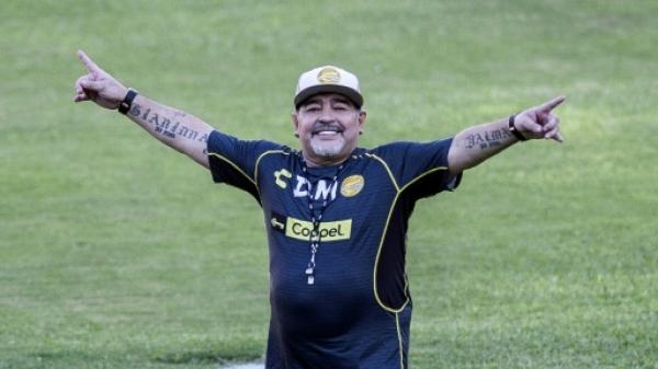 مارادونا يهدي فوزه لرئيس فنزويلا والاتحاد المكسيك يفتح تحقيقا بالحادثة