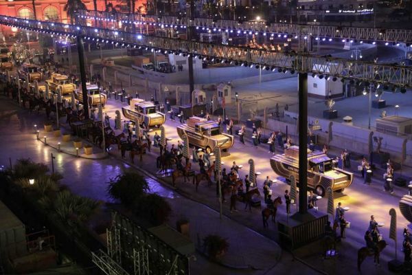 موكب مهيب ينقل المومياوات الملكية عبر شوارع القاهرة إلى "المتحف القومي للحضارة"