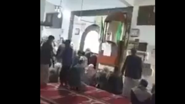 هو الثالث خلال يومين.. مليشيا الحوثي تعتدي على مواطنين إثر اقتحامها لمسجد بصنعاء   . 