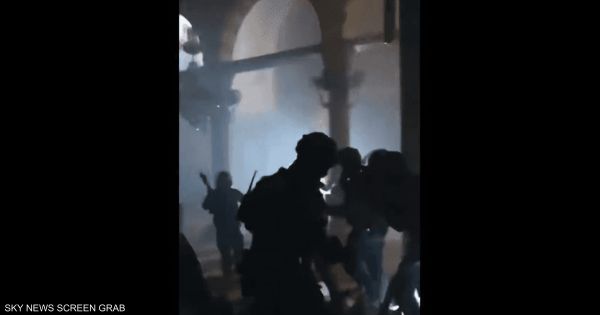 اشتباكات عنيفة بالمسجد الأقصى بين المصلين والأمن الإسرائيلي 