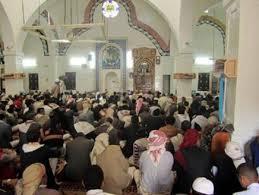 خطيب مسجد في تعز يصعد إلى منبره واضعا لاصقا على فمه (الأسباب) 