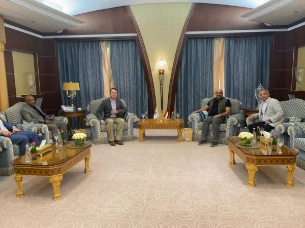 صور| قائد المقاومة الوطنية يستقبل مُلحقي الدفاع والجيش بالسفارة الأمريكية لدى اليمن 