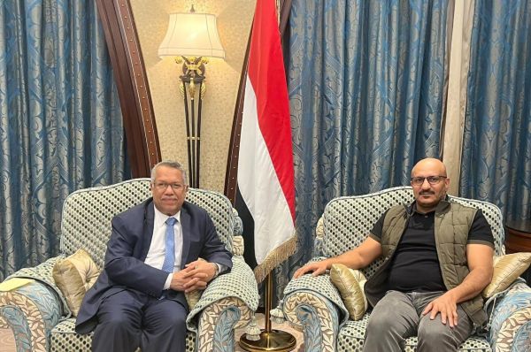 قائد المقاومة الوطنية يلتقي رئيس مجلس الشورى أحمد عبيد بن دغر